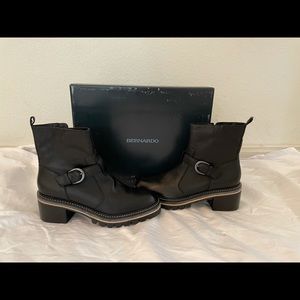 Bernardo NWT black leather ankle boot size 8.5